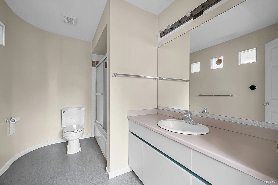 1945 W 44th Avenue Vancouver, BC - 26