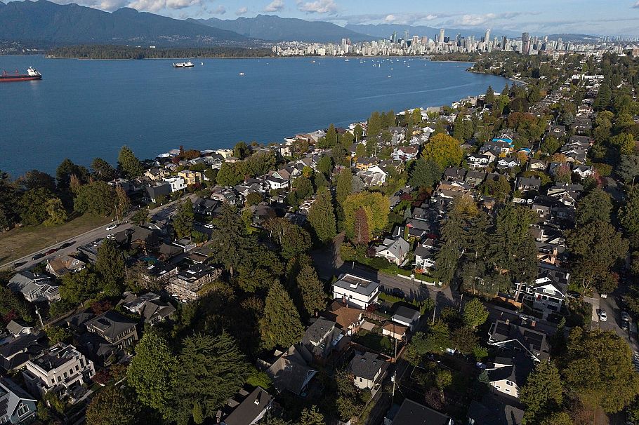 3732 W 1st Avenue Vancouver, BC - 2
