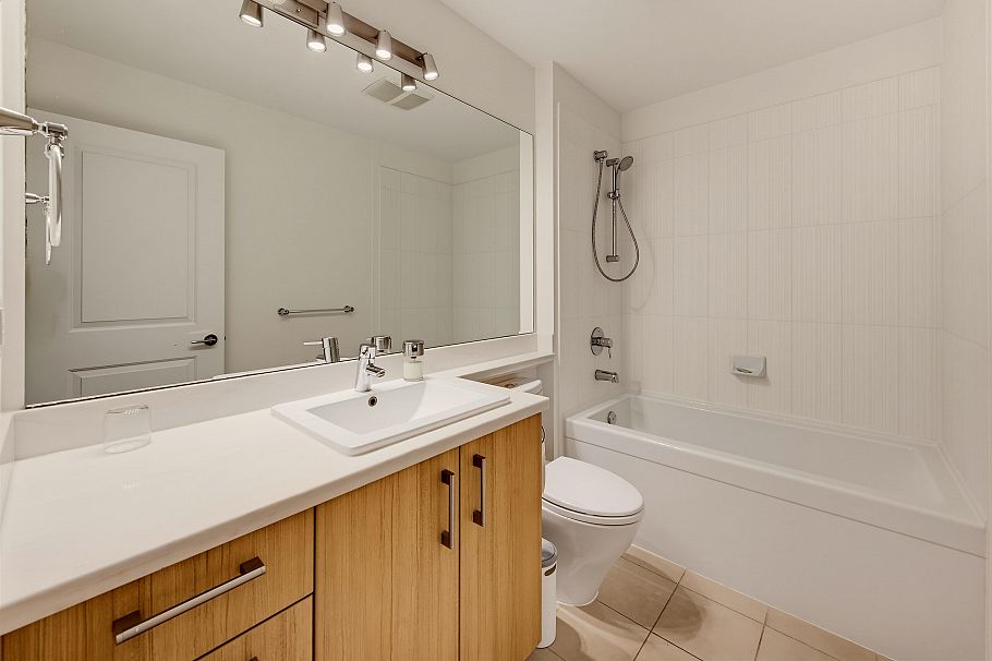 411 119 W 22nd Street North Vancouver, BC - 32