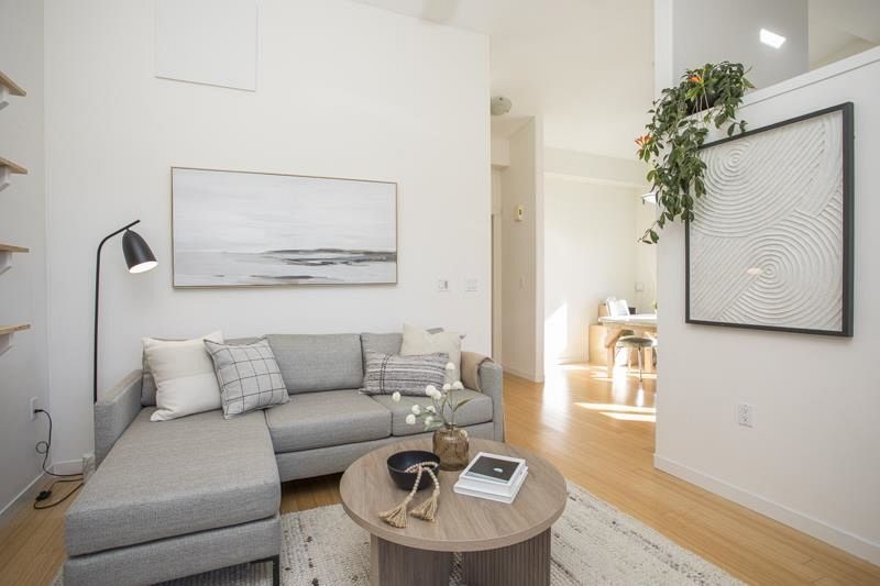 401 510 Chesterfield Avenue North Vancouver, BC - 2