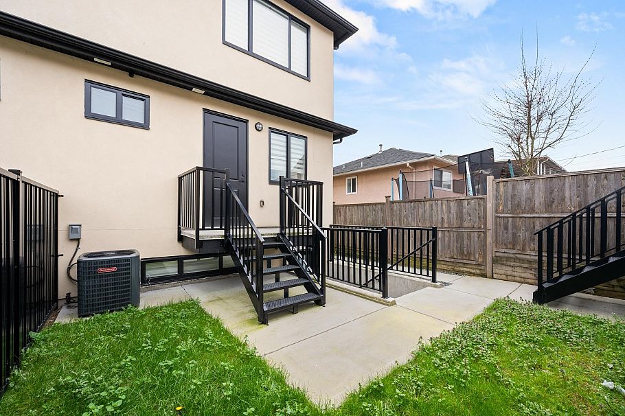 1369 E 63rd Avenue Vancouver, BC - 22