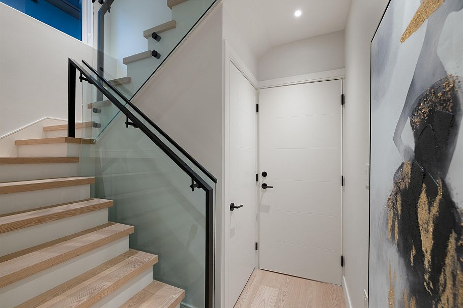 838 E 14th Street North Vancouver, BC - 32