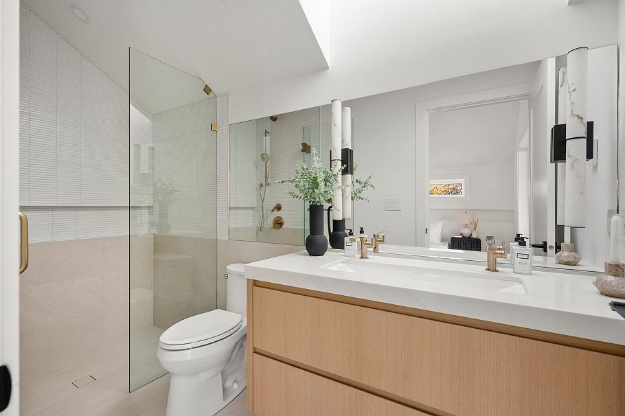2 3657 W 11th Avenue Vancouver, BC - 16