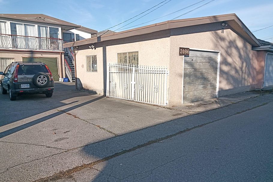 2086 E 49th Avenue Vancouver, BC - 23