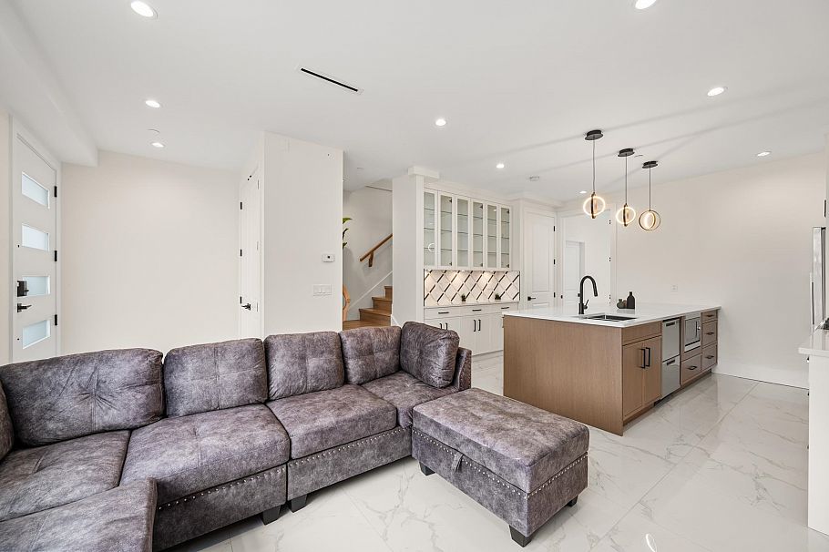 1371 E 63rd Avenue Vancouver, BC - 4