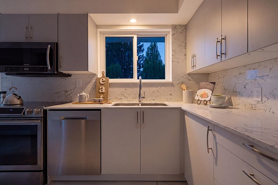 2007 Floralynn Crescent North Vancouver, BC - 36