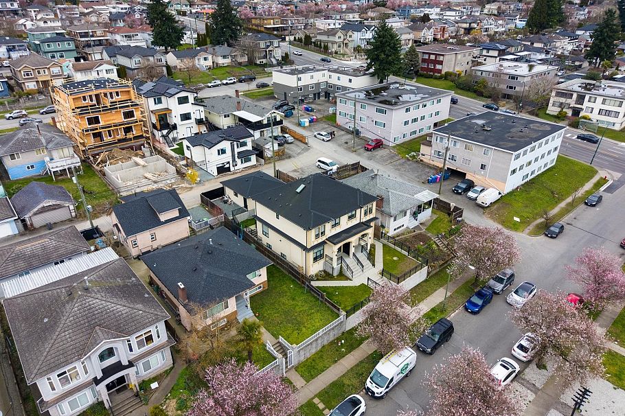 1371 E 63rd Avenue Vancouver, BC - 38