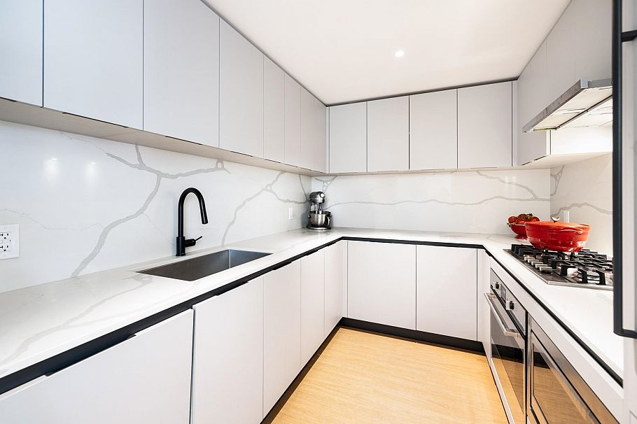 204 2235 E Broadway Street Vancouver, BC - 4