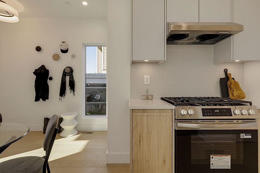 2 328 W 14th Street North Vancouver, BC - 6