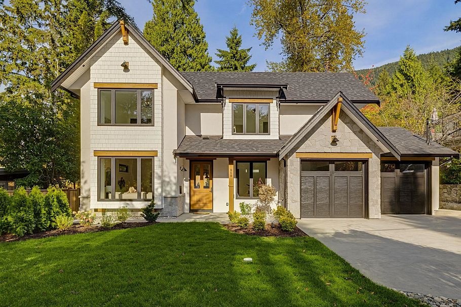 868 Canyon Boulevard North Vancouver, BC - 1