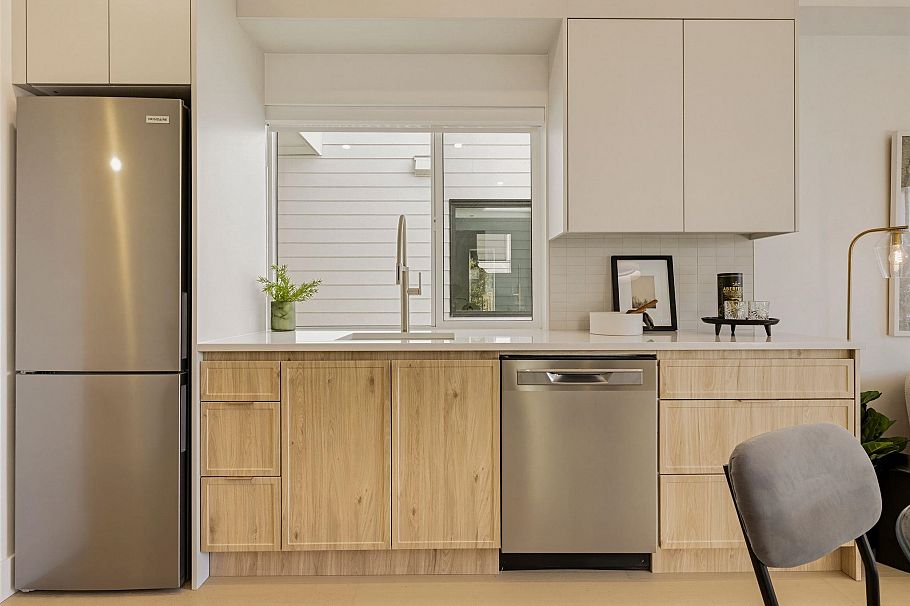 2 328 W 14th Street North Vancouver, BC - 3