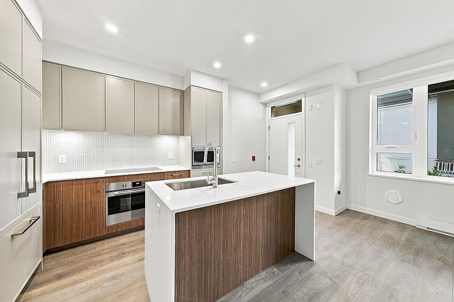 102 956 Lytton Street North Vancouver, BC - 1