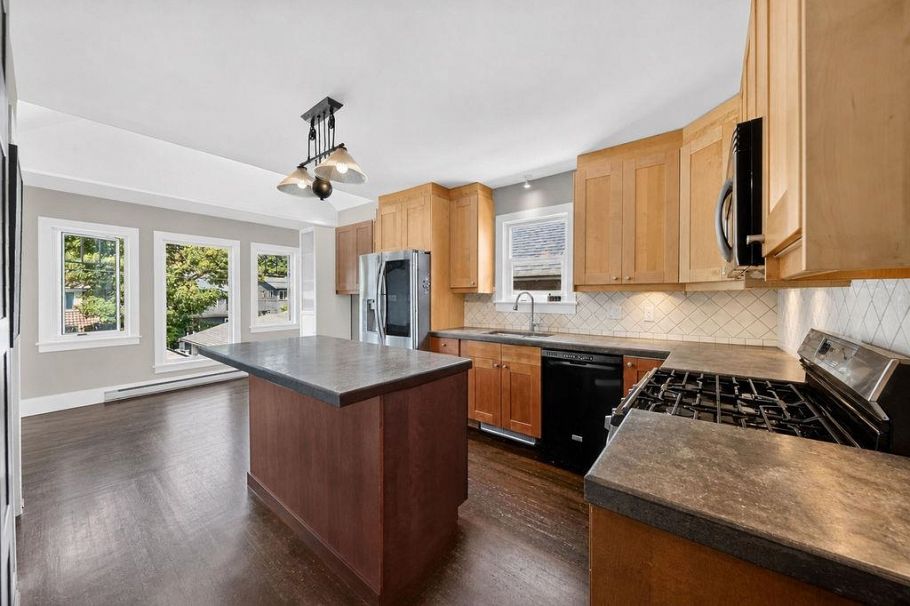 4327 W 12th Avenue Vancouver, BC - 9
