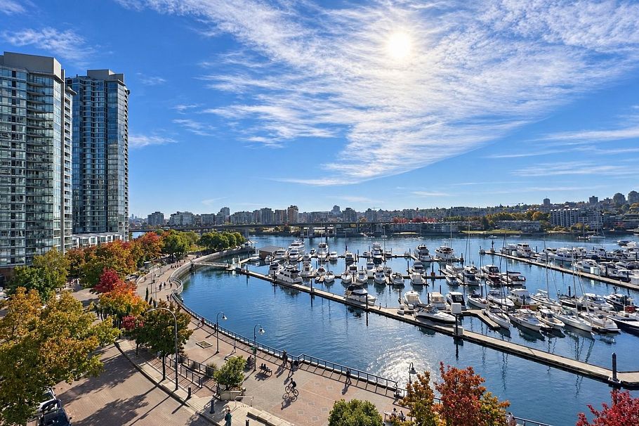 701 1111 Marinaside Crescent Vancouver, BC - 2