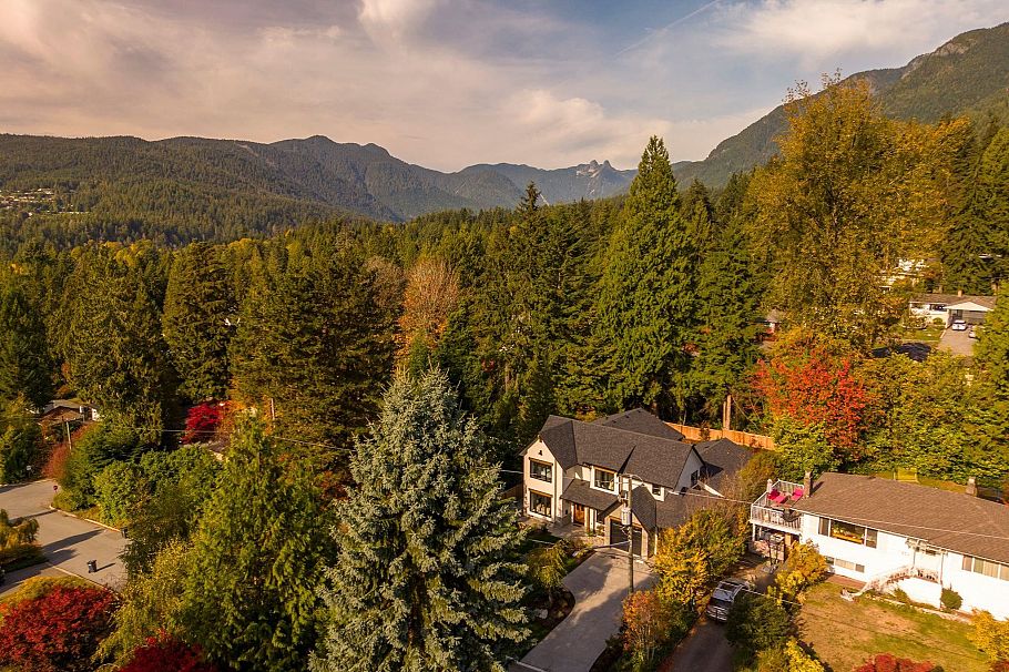 868 Canyon Boulevard North Vancouver, BC - 38