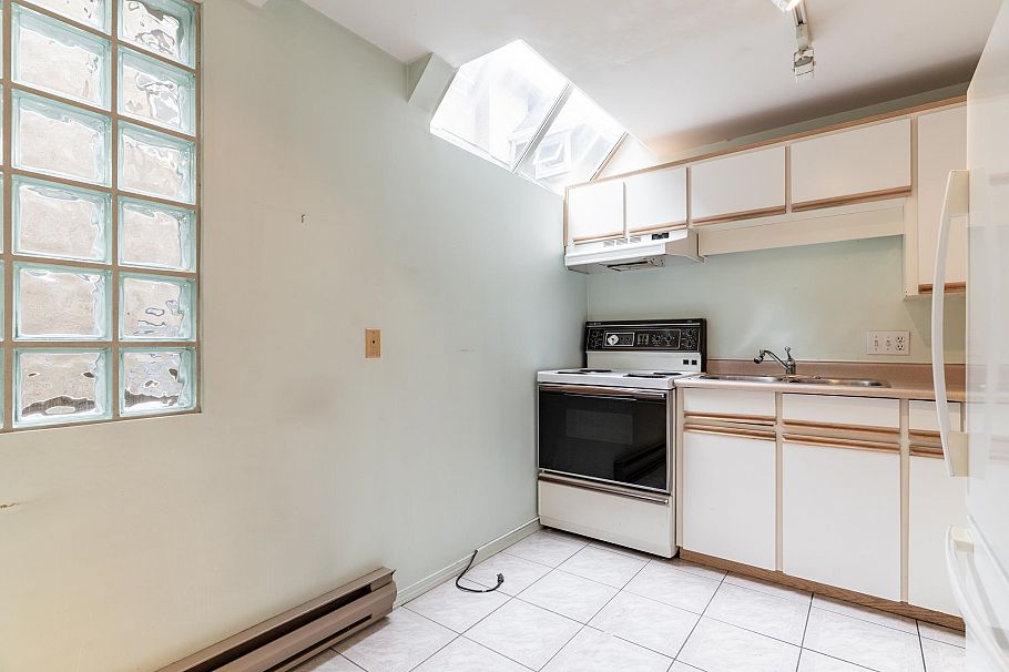 3581 W 6th Avenue Vancouver, BC - 9
