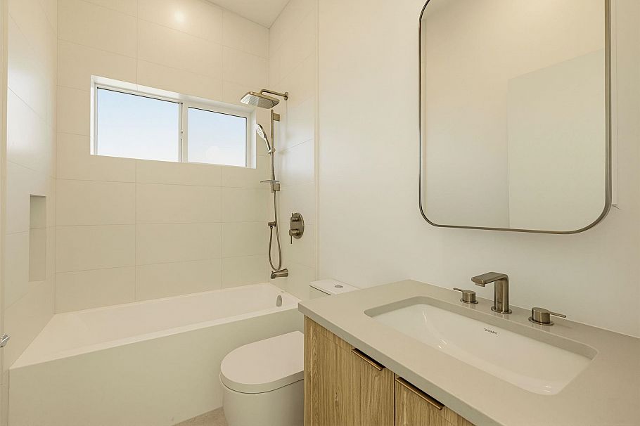 2 328 W 14th Street North Vancouver, BC - 25