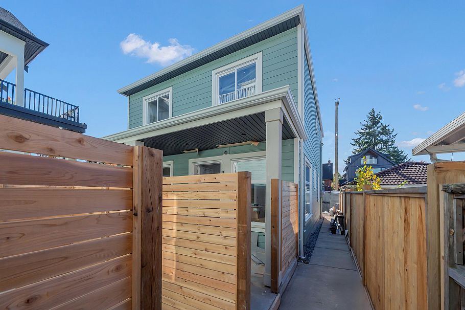 1 2552 Dundas Street Vancouver, BC - 1