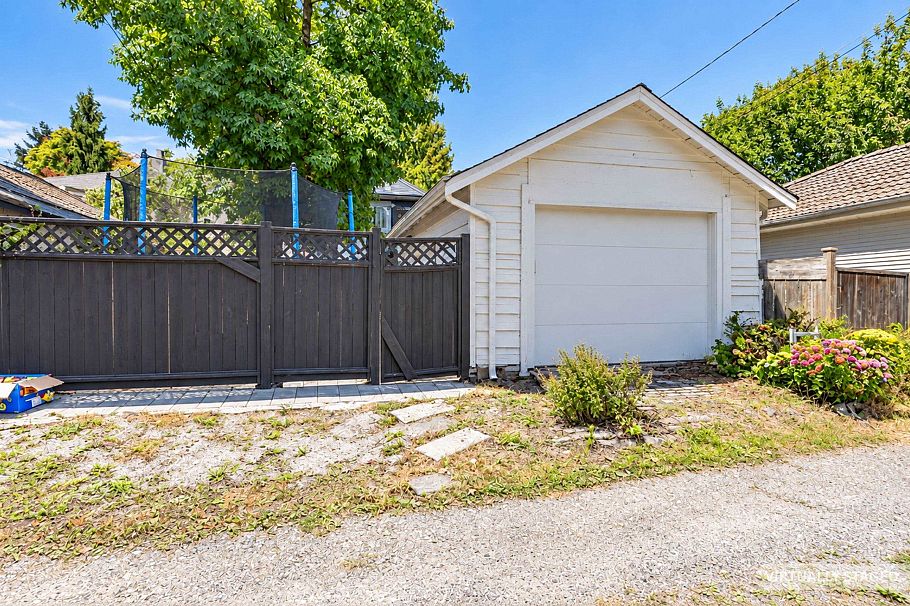 2218 E 11th Avenue Vancouver, BC - 39