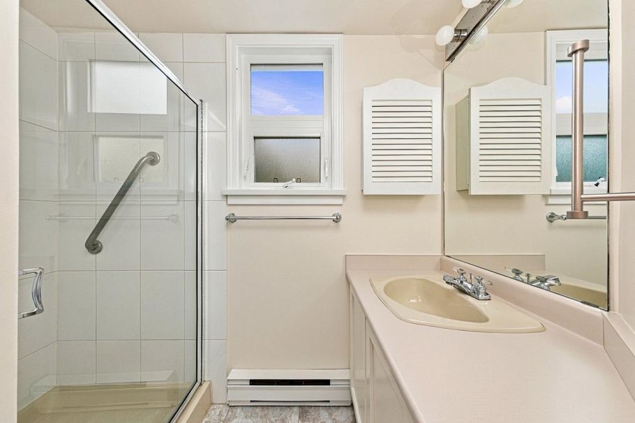 214 121 W 29 Street North Vancouver, BC - 23