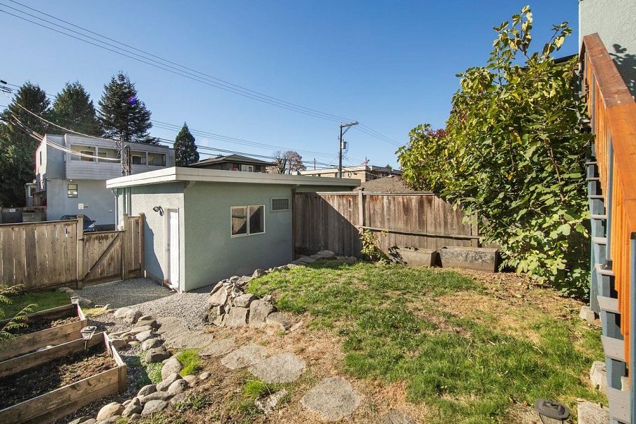 355 E 4th Street North Vancouver, BC - 32