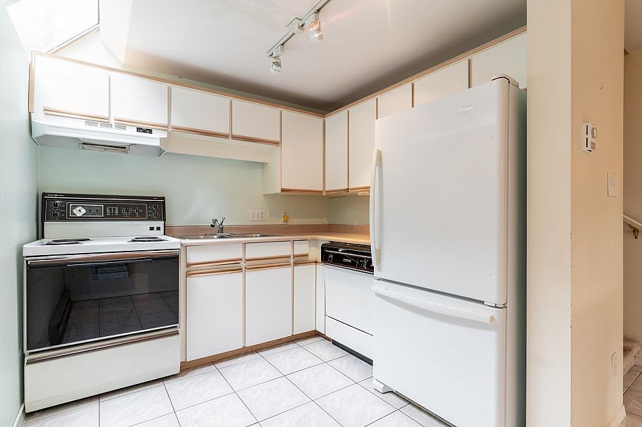3581 W 6th Avenue Vancouver, BC - 10