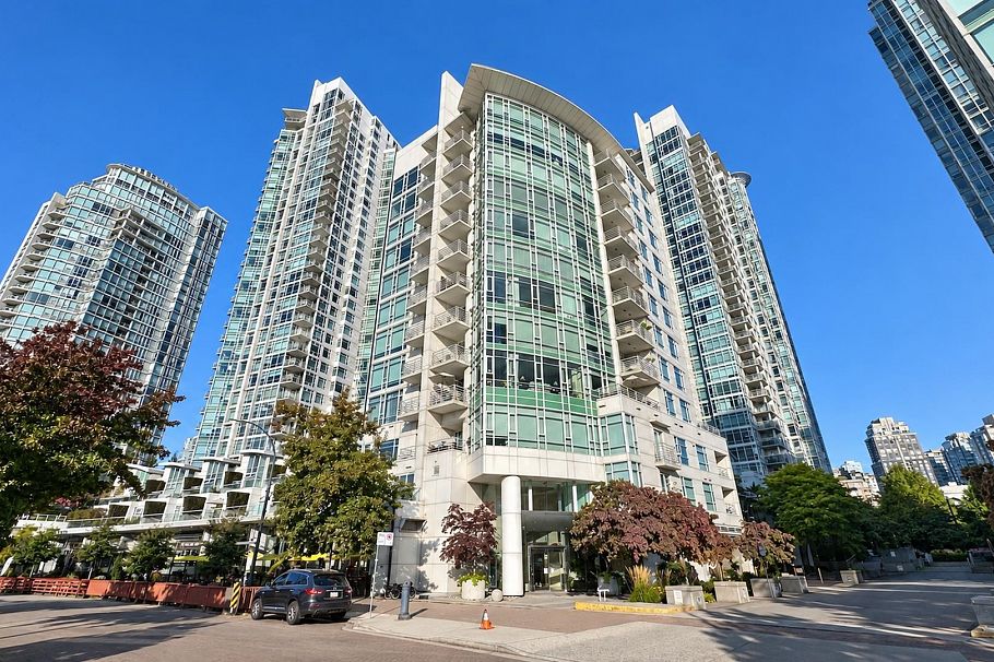 701 1111 Marinaside Crescent Vancouver, BC - 1