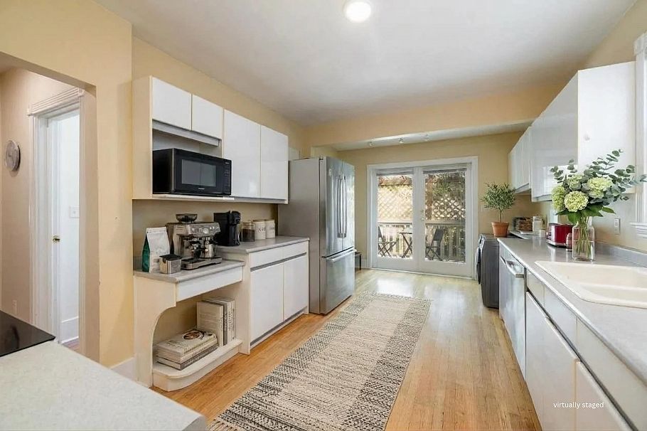 4343 W 11th Avenue Vancouver, BC - 2