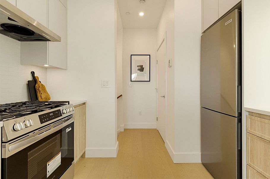 2 328 W 14th Street North Vancouver, BC - 29