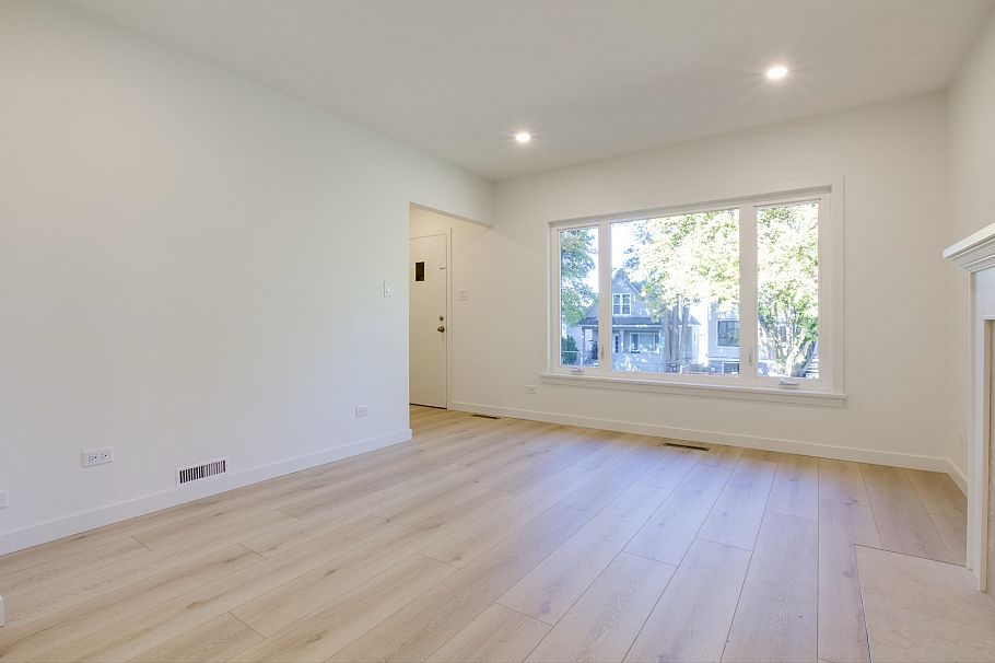 1338 E 37th Avenue Vancouver, BC - 4