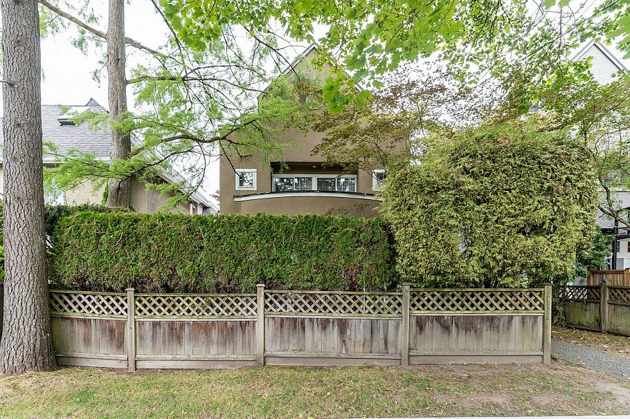 3581 W 6th Avenue Vancouver, BC - 1