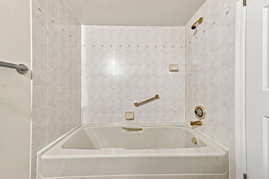 214 121 W 29 Street North Vancouver, BC - 19