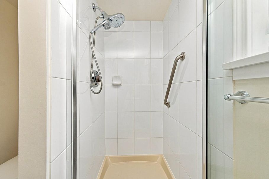 214 121 W 29 Street North Vancouver, BC - 24