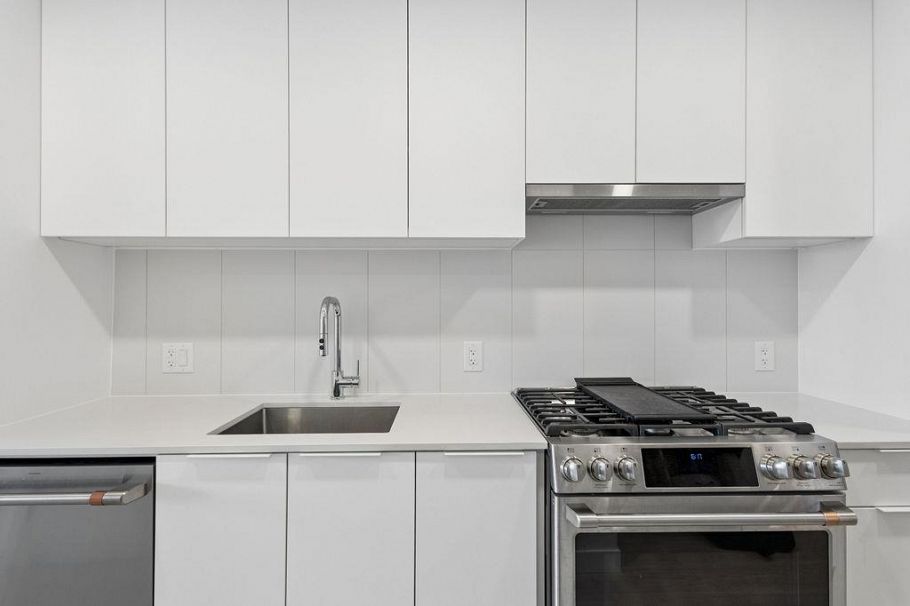 318 2450 Garden Drive Vancouver, BC - 9