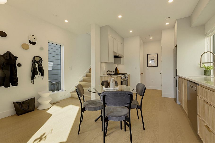 2 328 W 14th Street North Vancouver, BC - 18