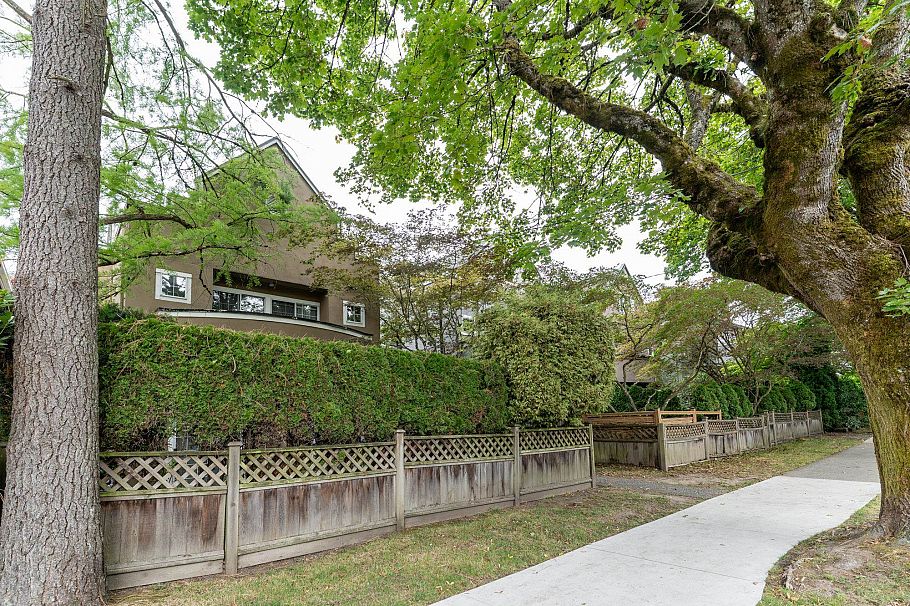 3581 W 6th Avenue Vancouver, BC - 2