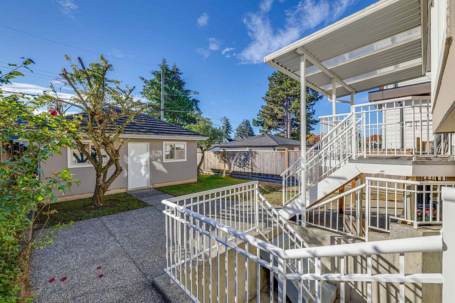 1956 W 42nd Avenue Vancouver, BC - 23