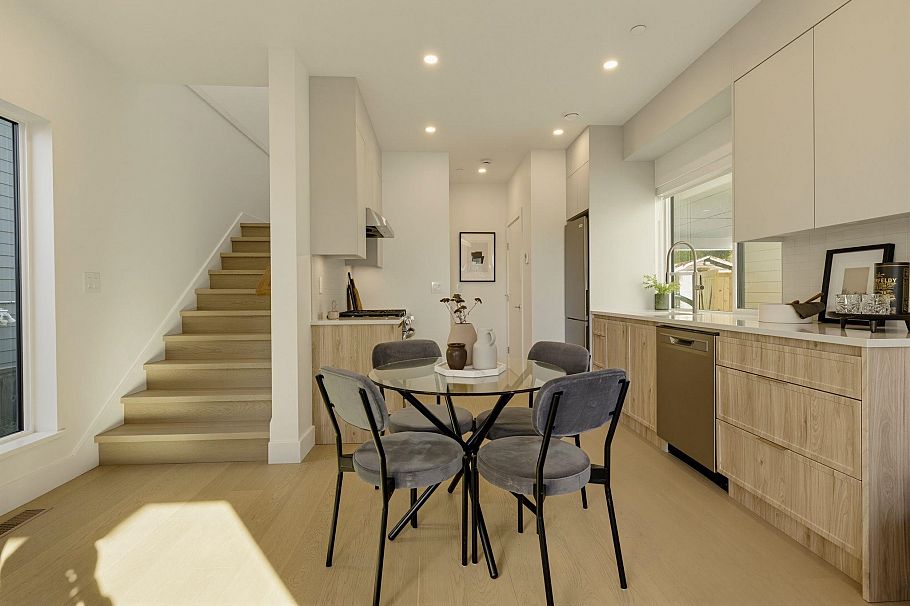 2 328 W 14th Street North Vancouver, BC - 17