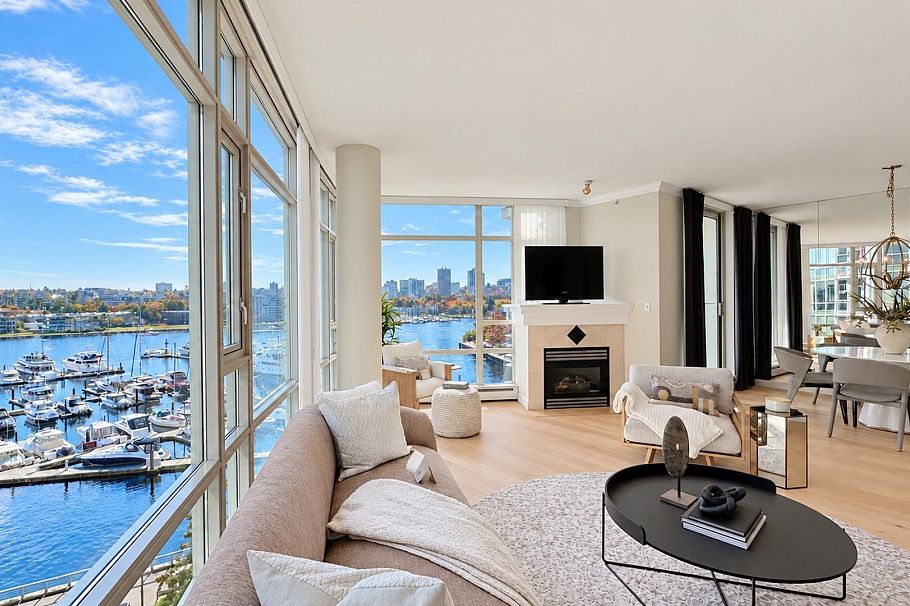 701 1111 Marinaside Crescent Vancouver, BC - 3