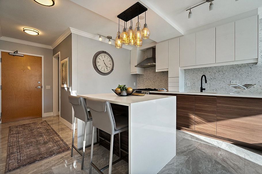 504 124 W 1st Street North Vancouver, BC - 5