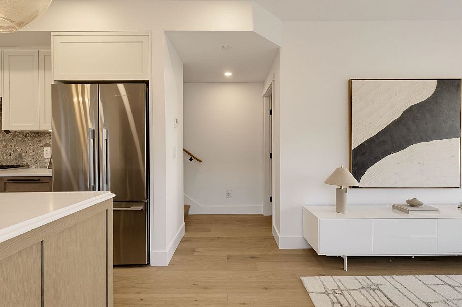 1 326 W 14th Street North Vancouver, BC - 4