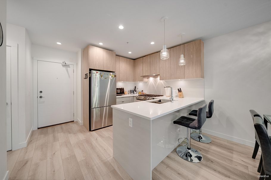 207 128 E 8th Street North Vancouver, BC - 4