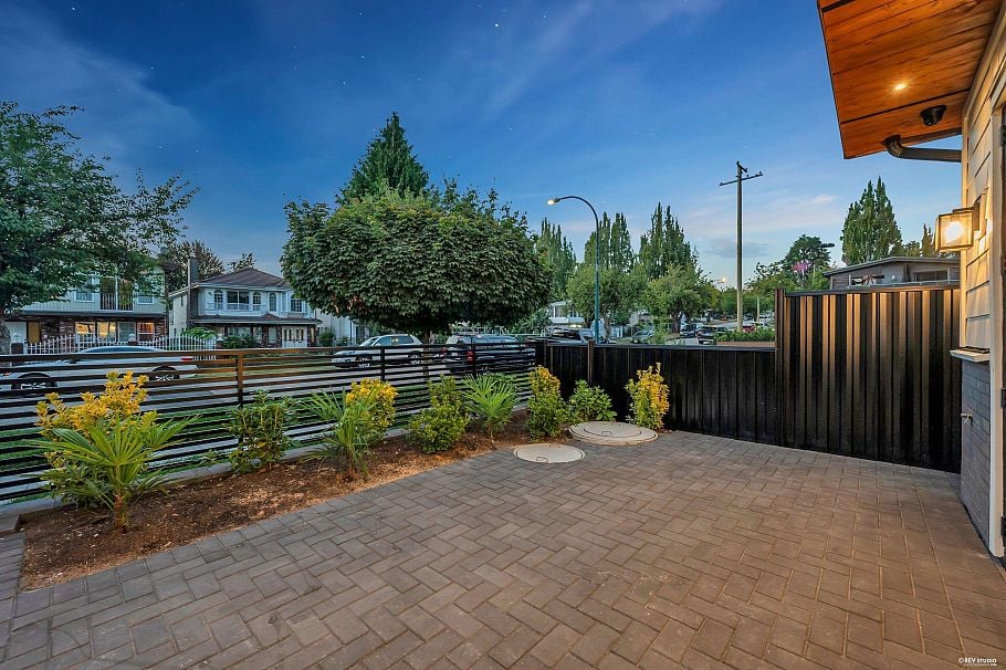 1 5150 Spencer Street Vancouver, BC - 4