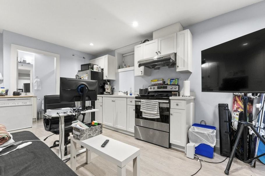 2216 Mannering Avenue Vancouver, BC - 19