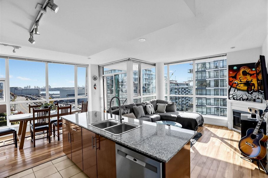 806 168 E Esplanade Avenue North Vancouver, BC - 2
