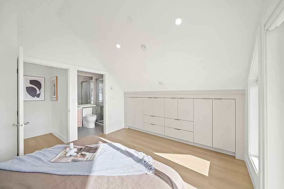 1 3623 Triumph Street Vancouver, BC - 31