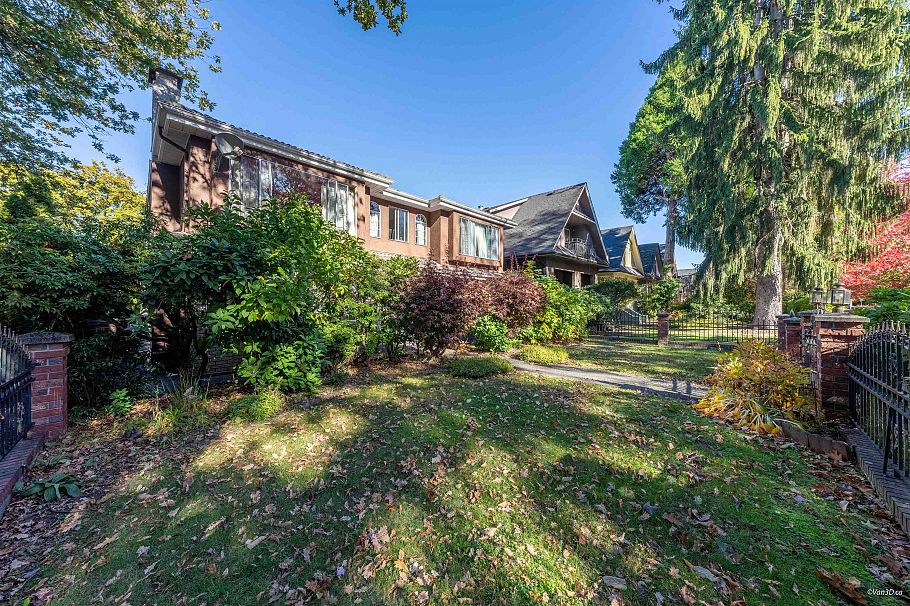 195 W 17th Avenue Vancouver, BC - 2