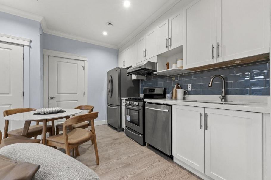 2216 Mannering Avenue Vancouver, BC - 4