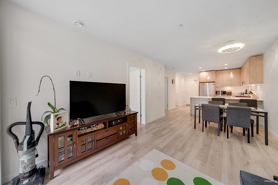 207 128 E 8th Street North Vancouver, BC - 11