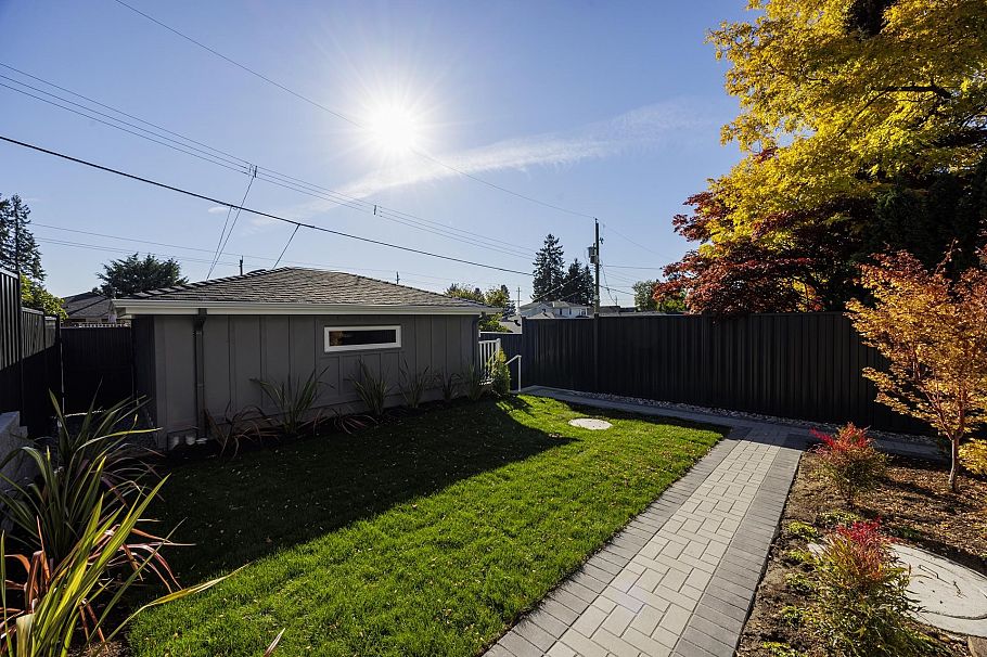 357 E 22nd Street North Vancouver, BC - 37